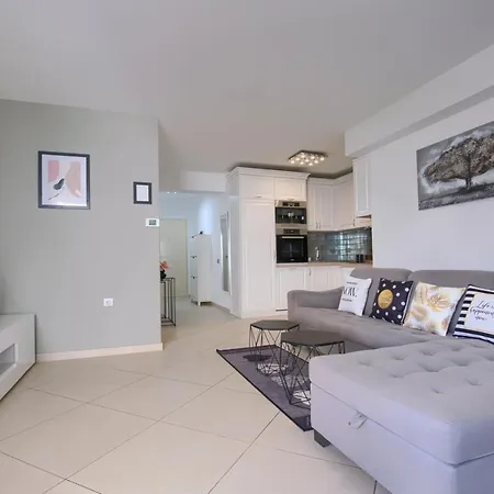 Apartment Comfortable Near The Pula
