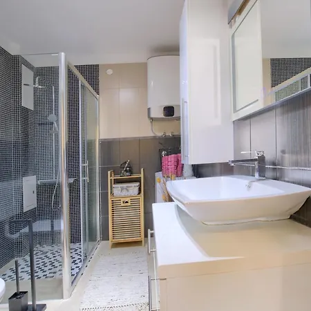 Apartment Comfortable Near The Pula
