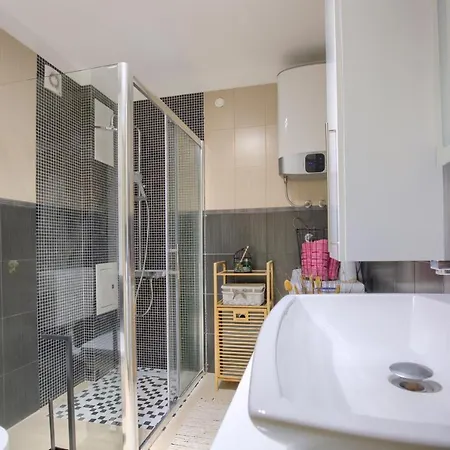 Apartment Comfortable Near The Pula